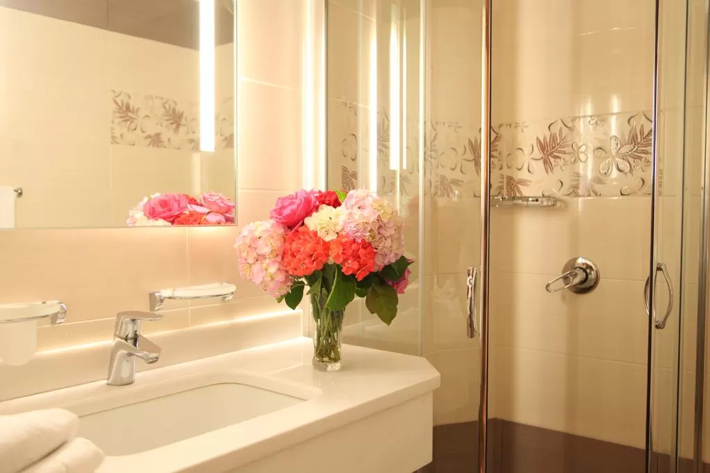 Gold 7 Family room 7.jpg